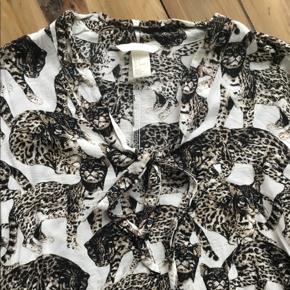 Leopard 🐆 blouse with tie neckline - Picture 2 of 3